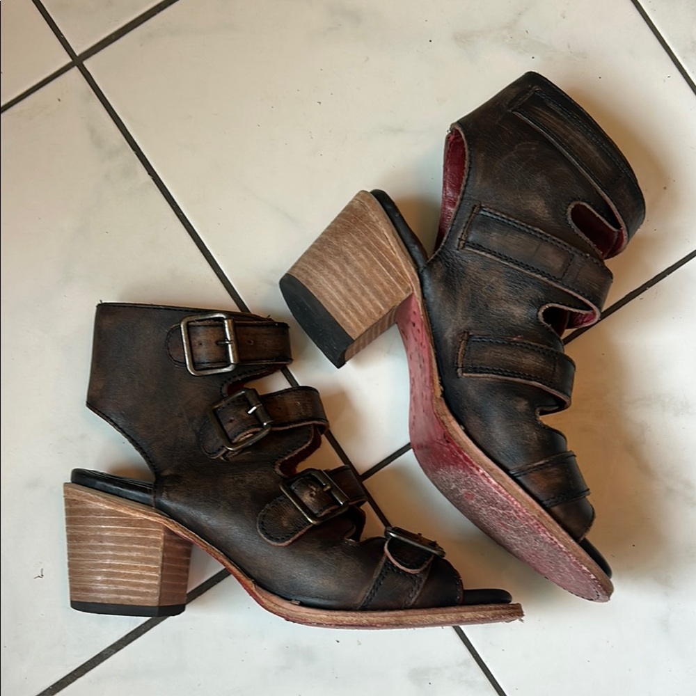 Women’s Free Bird Buckle Block Heel Sandals in Dark Brown